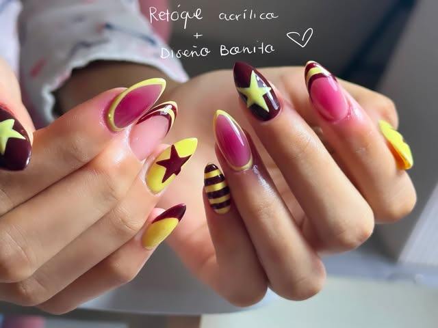 Uñas largas con diseño rosa, vino y amarillo